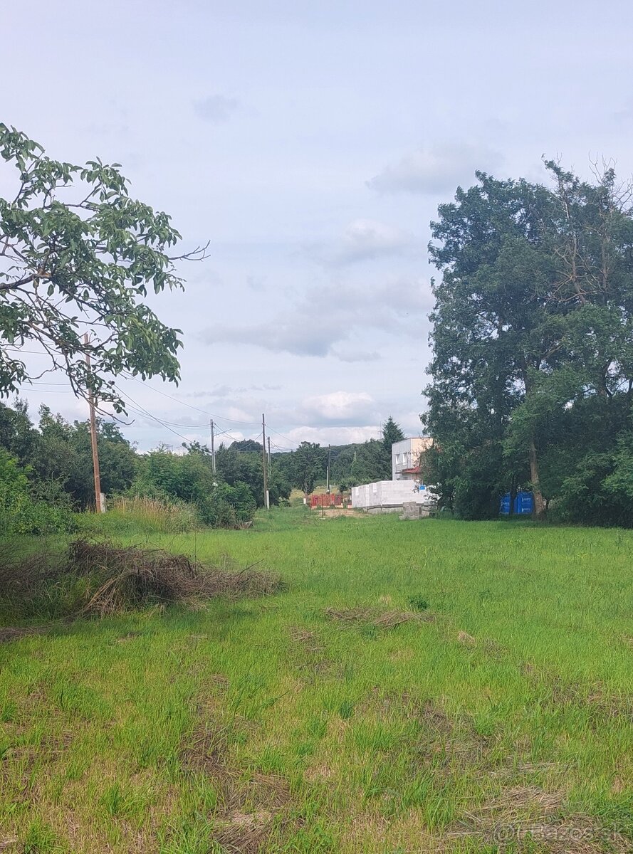 Predám široký stavebný pozemok Moravany