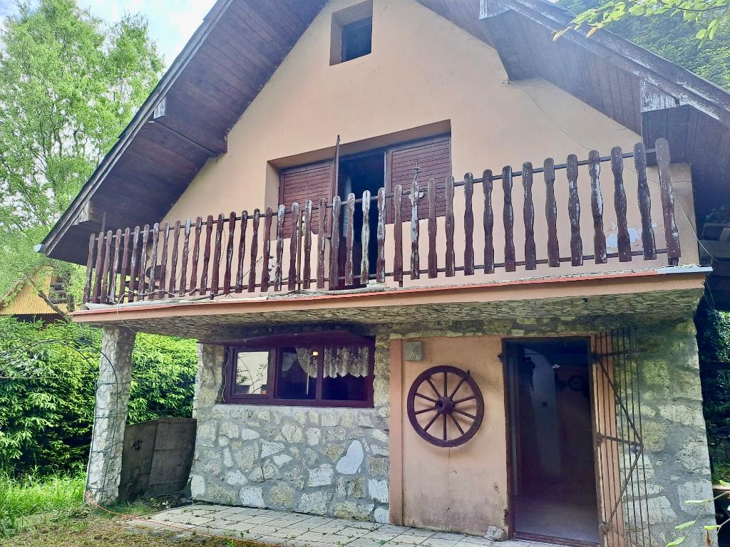 Murovaná chata pri Ružínskej priehrade – Jaklovce, časť Rovn