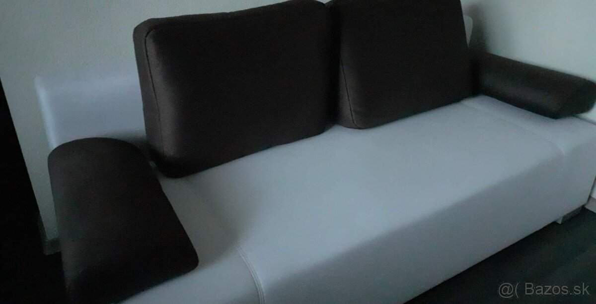 Snehobiely gauč s kvalitným poťahom