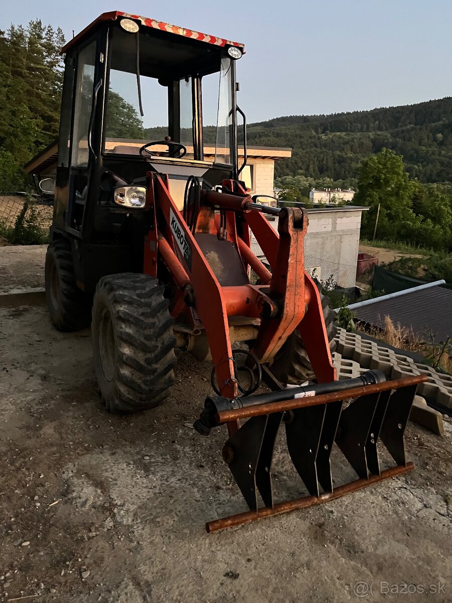 Nakladac Kubota r410