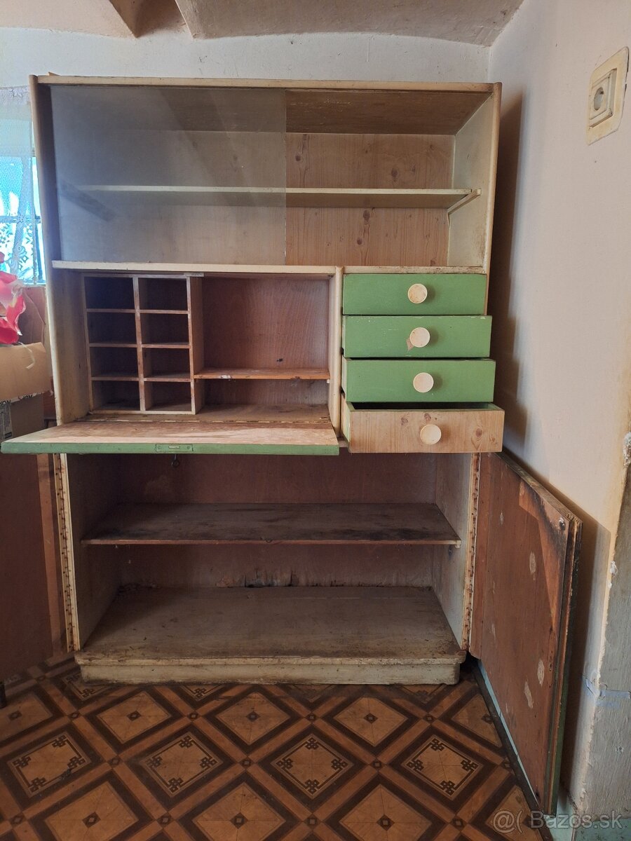 Stará kuchynská skriňa