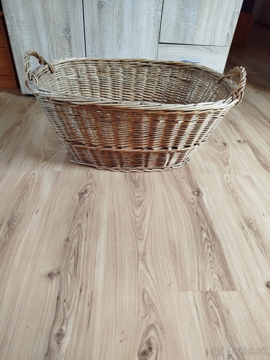 Starý prútený kôš
