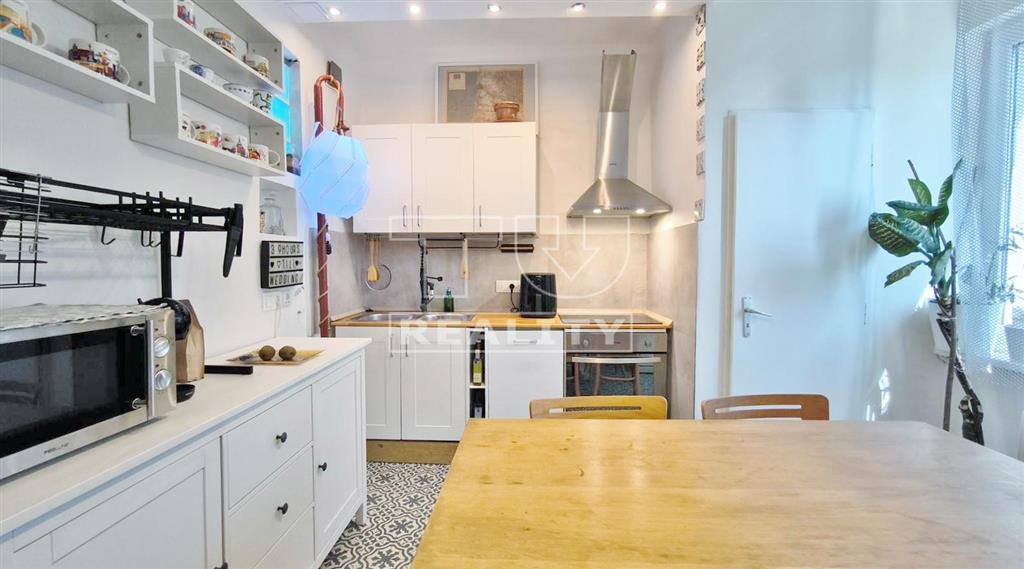 Svetlý 2-izbák po rekonštrukcii s pivnicou, Bratislava -...