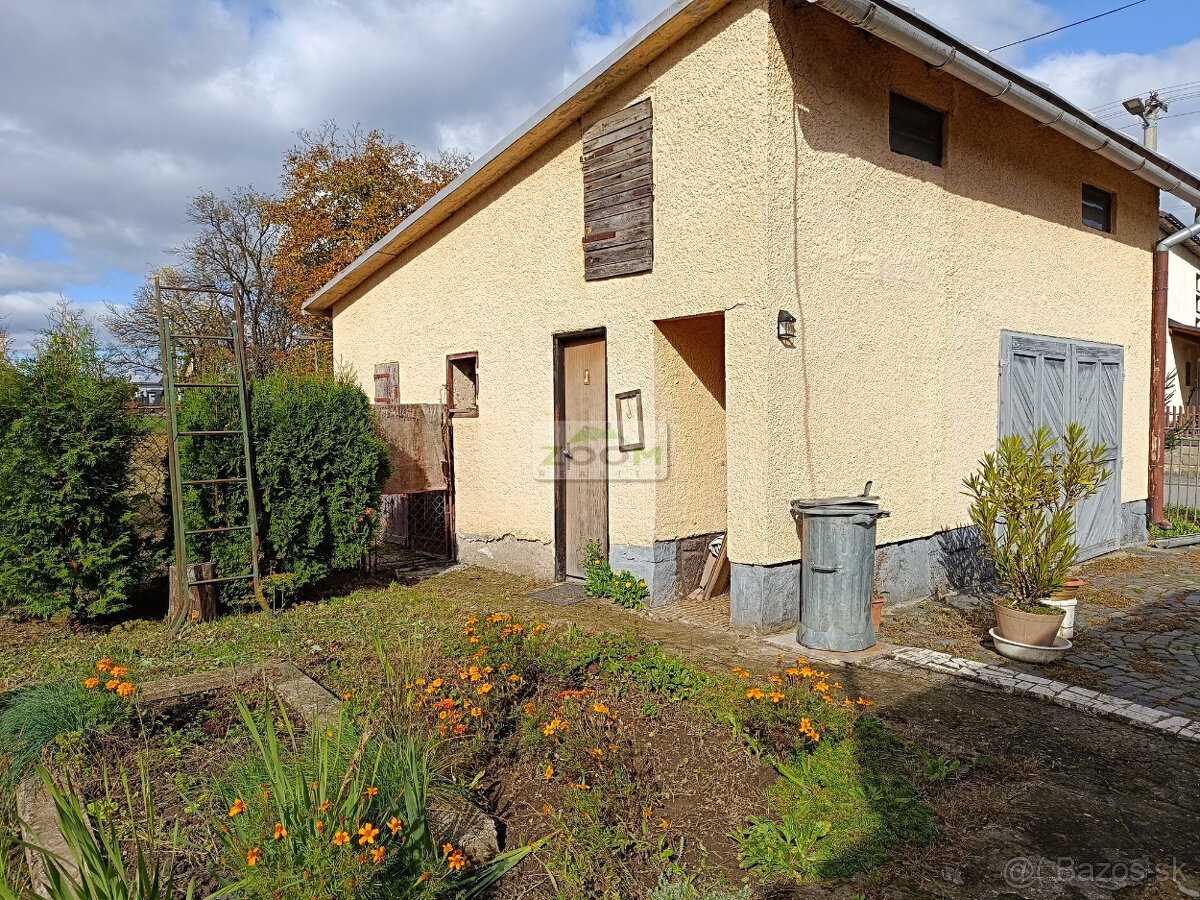 Bystré – slnečný, rovinatý pozemok s hosp. budovou, 872 m2