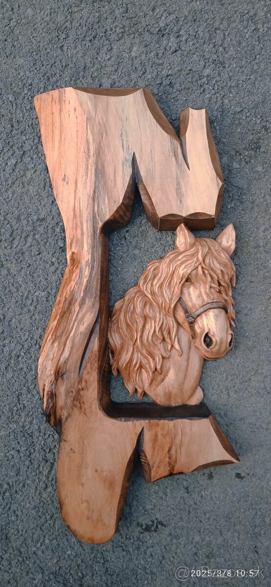 Drevorezba kôň