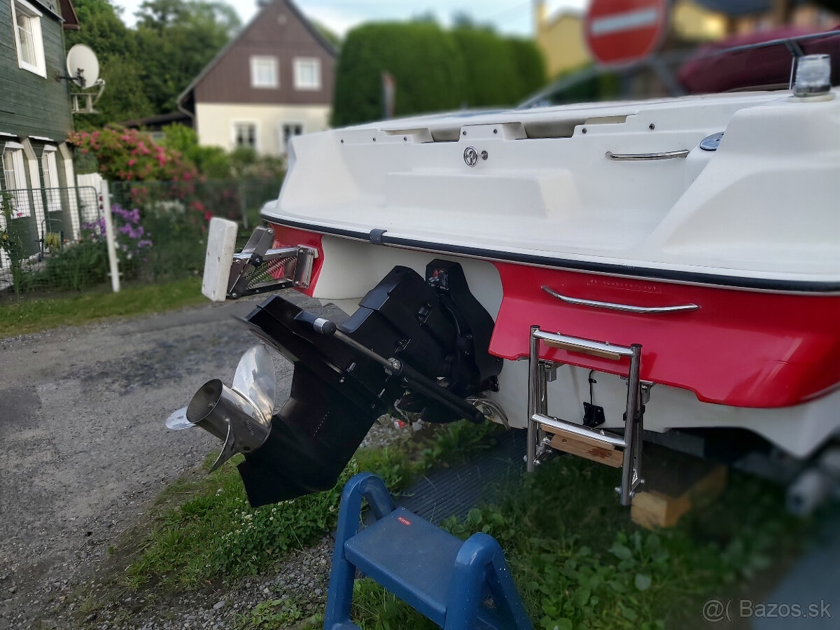 Motorový člun Regal 1800 LSR