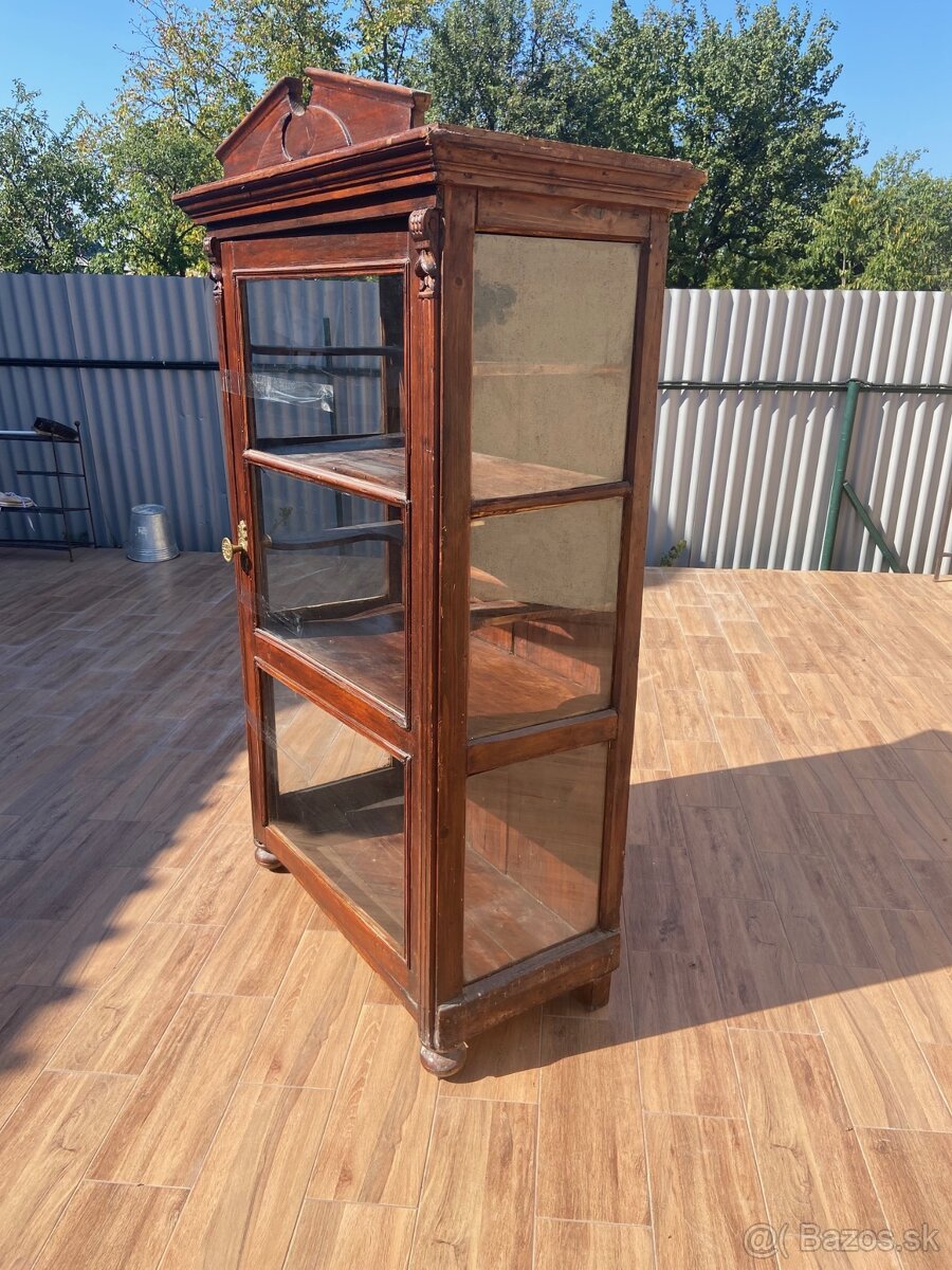 Predám starožitnú Vitrínu rok 1880
