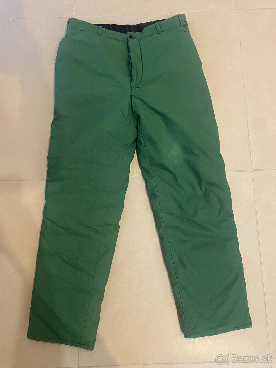 Zelené zateplené pracovné nohavice.