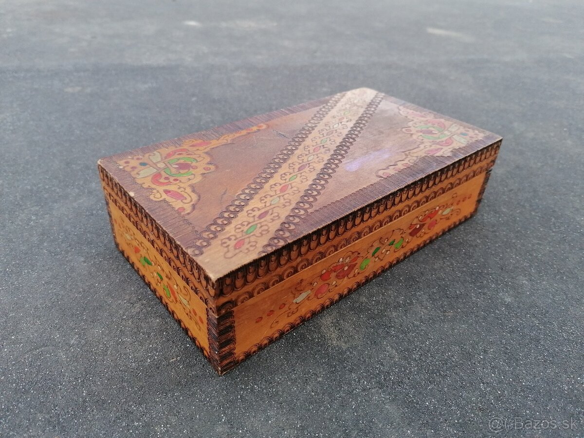 Predám starožitná drevená šperkovnica