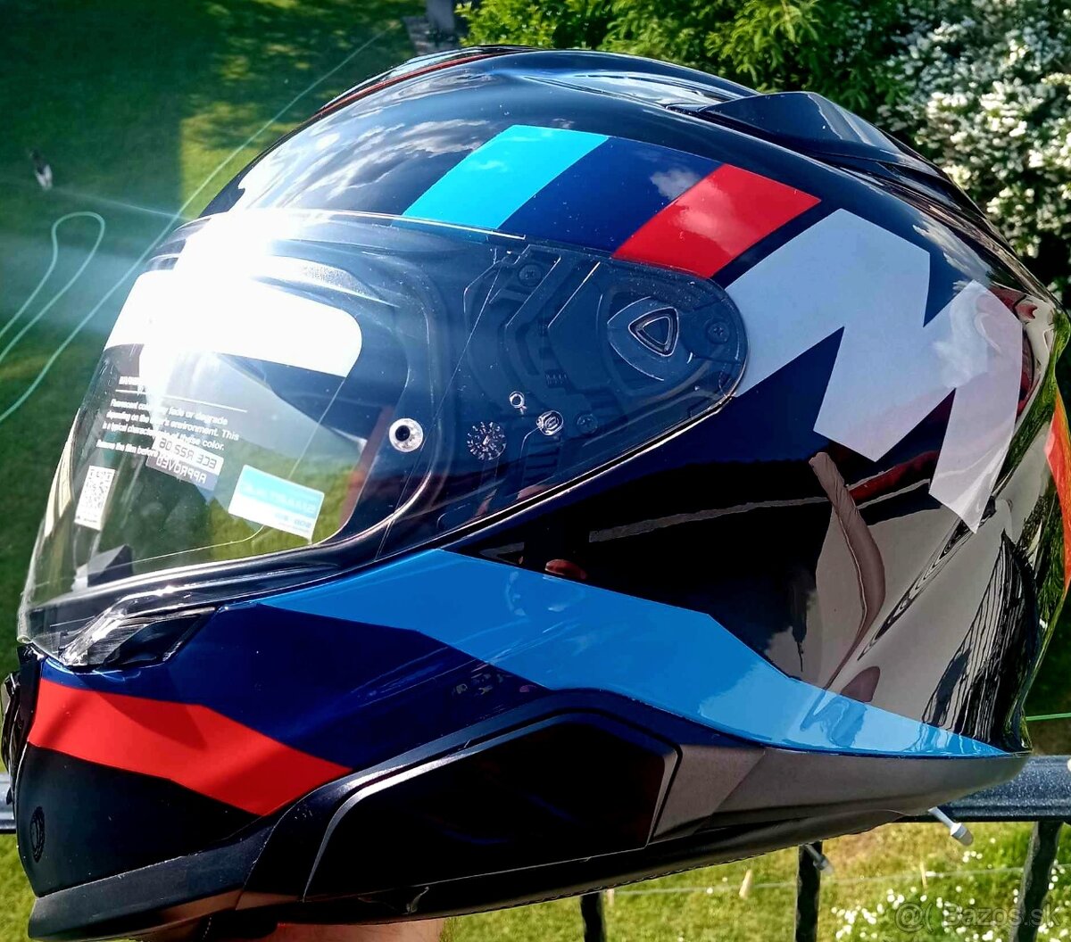 Krasna BMW M prilba