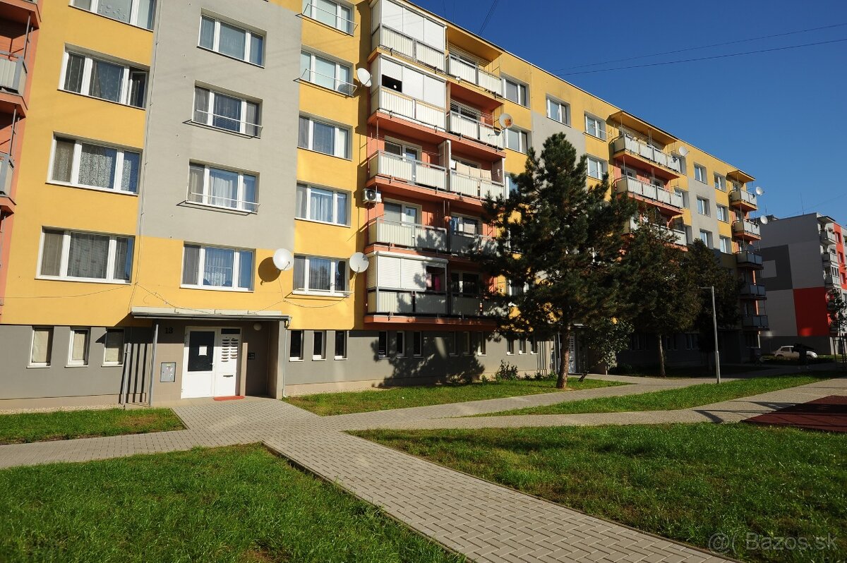 Veľký 4 izbový byt s balkónom - Na predaj