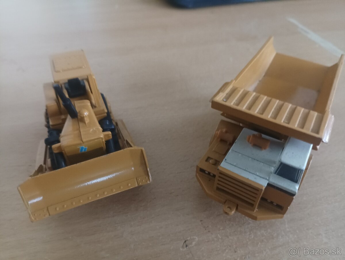 THE ERTL - DYERSVILLE IOWA USA sklápěč+pásový traktor