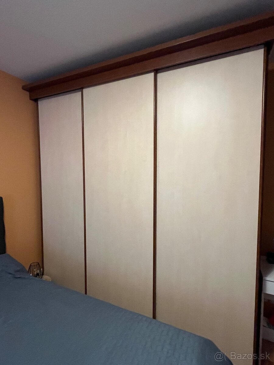 Vstavaná skriňa s premysleným závesným systémom