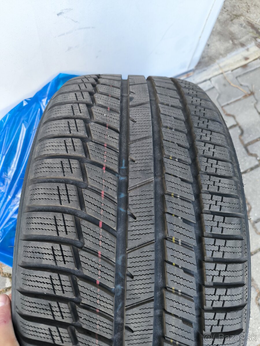 TOYO Snowprox 295/40 R20