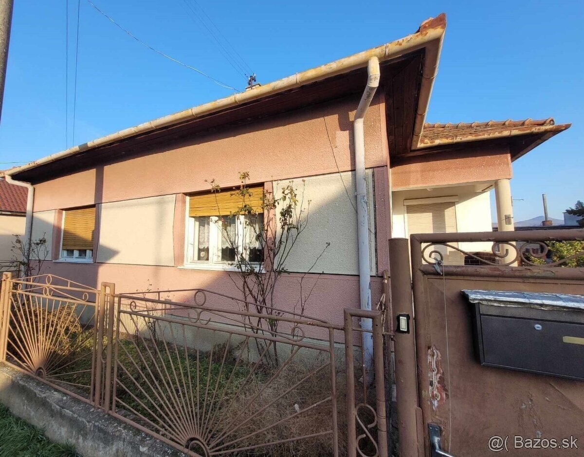 Predáme tehlový rodinný dom s garážou v obci Salka.