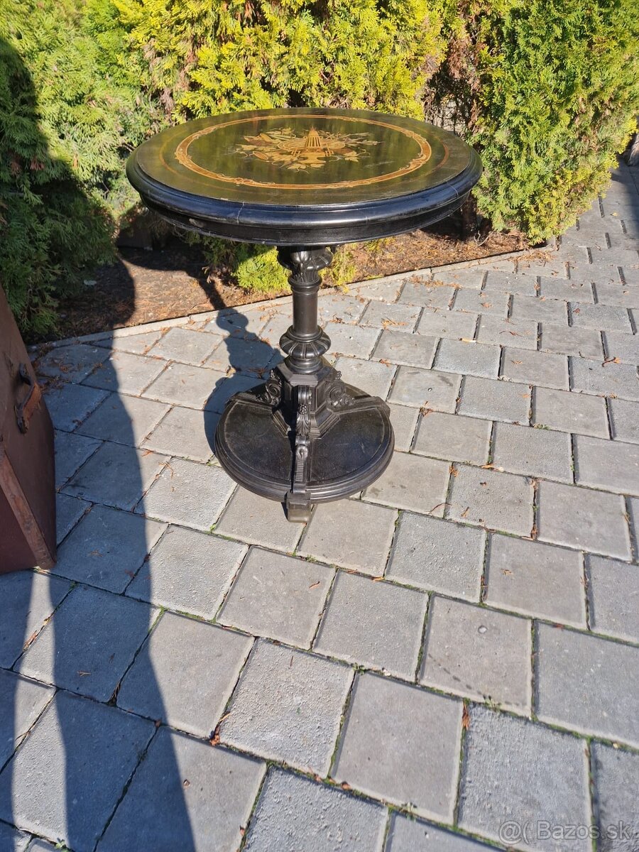 Predám okrúhly stolík s intarziou