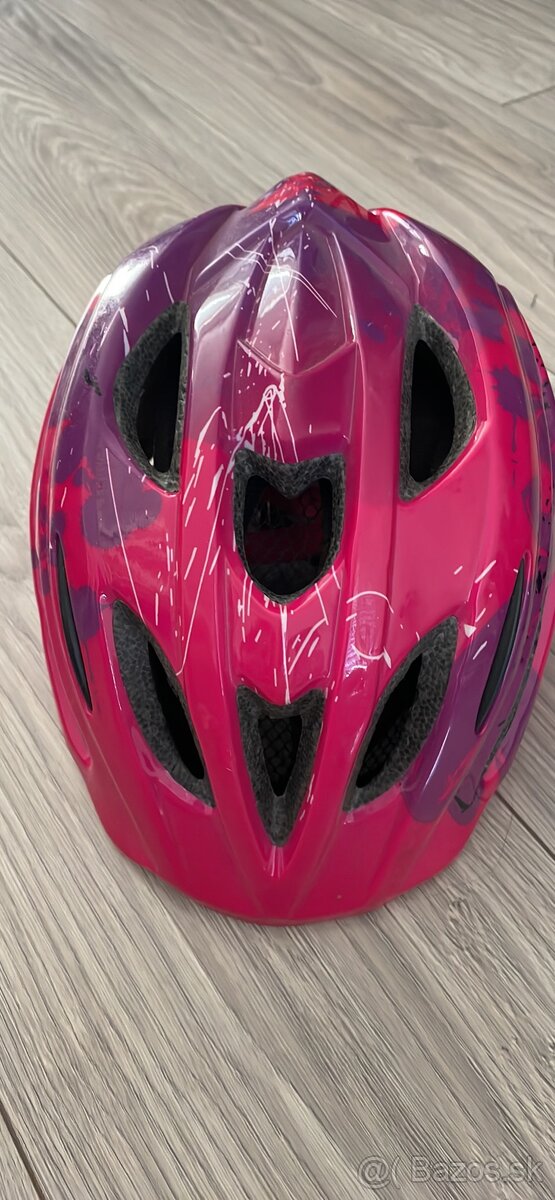 Ružová cyklistická prilba