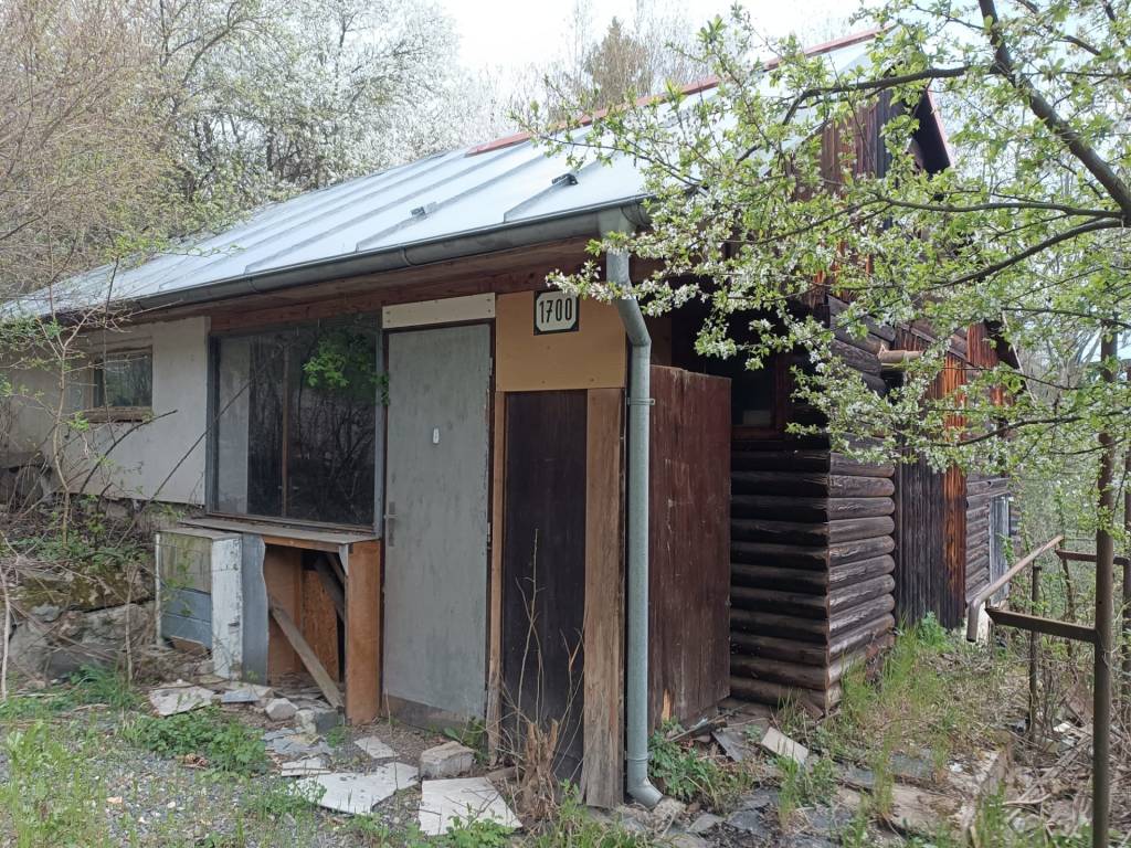 Na predaj rekreačná chata s pozemkom – Nová Baňa (záhradkárs