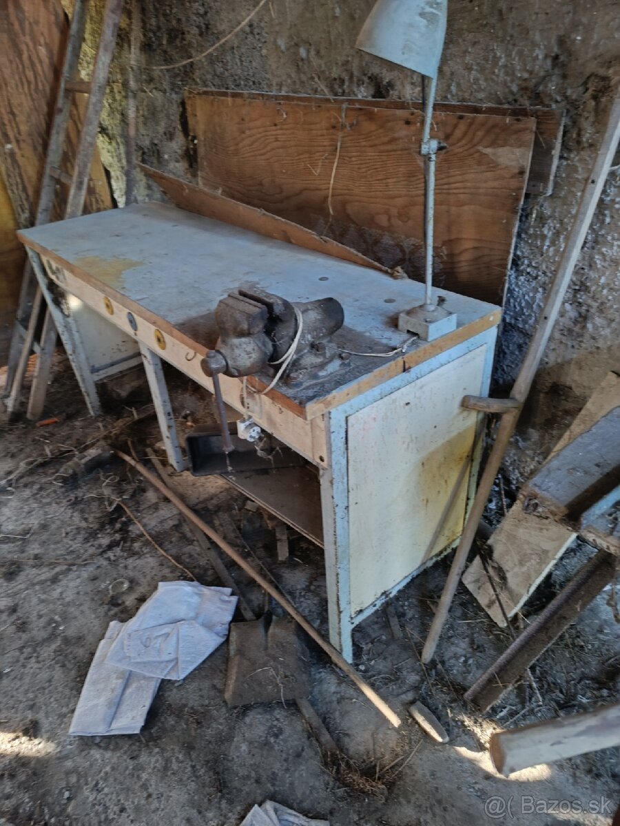 Pracovný stôl so zverakom