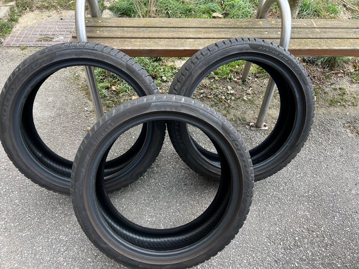 225/40/19 Pirelli Sottozero 3