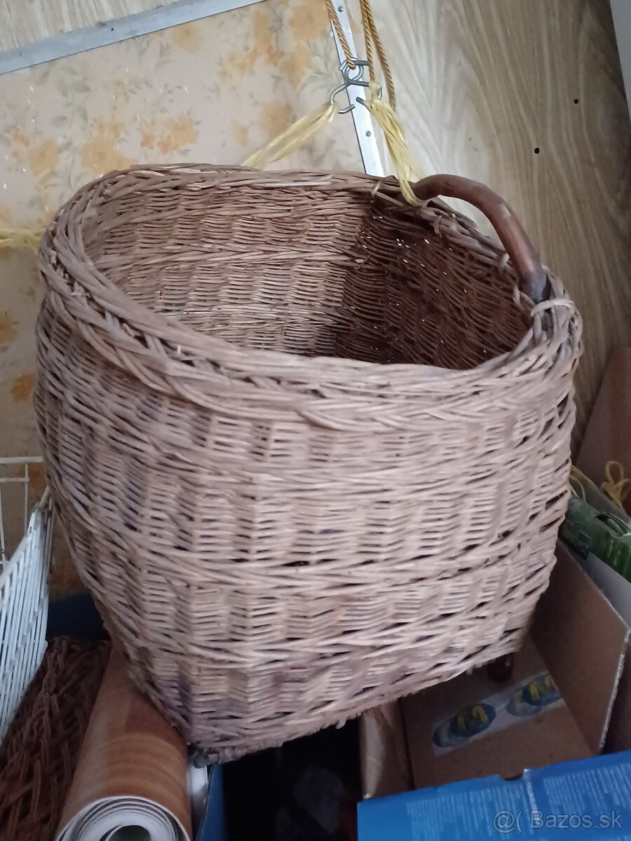 Chrbtový kôš a košík do ruky.