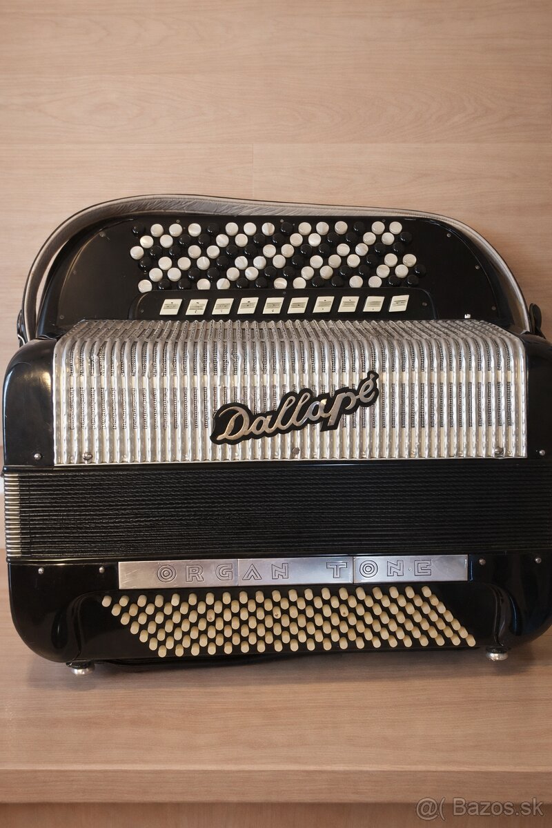 Knoflíkový akordeon Dallape šestiřadý140basů