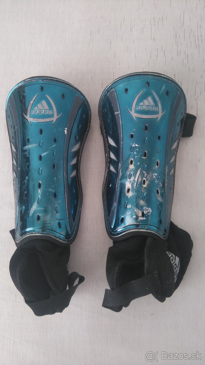 Adidas chrániče futbalové