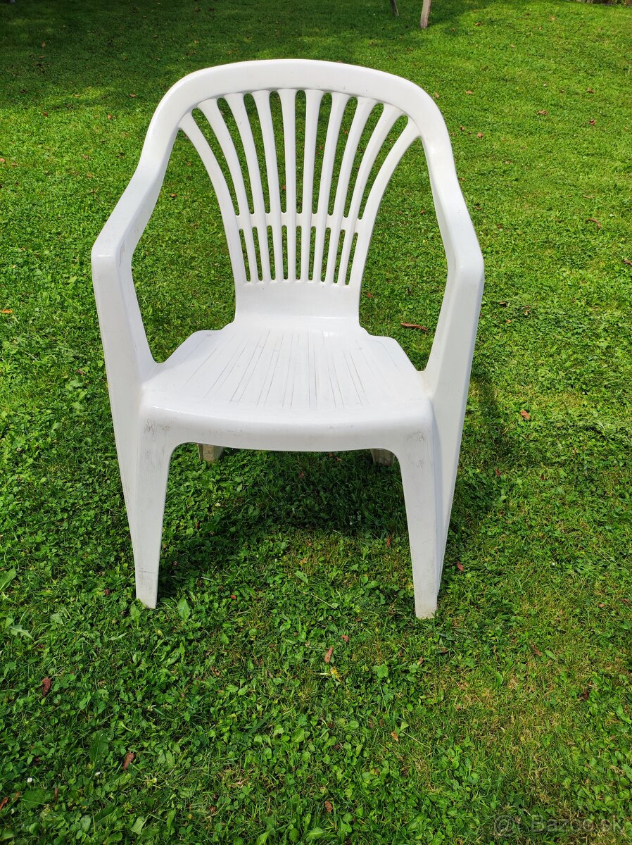 Plastové stoličky