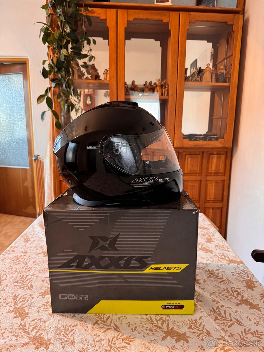 Motocyklová prilba a čižmy