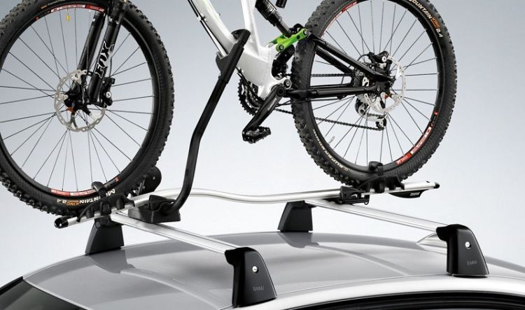 BMW nosic bicyklov na strechu auta
