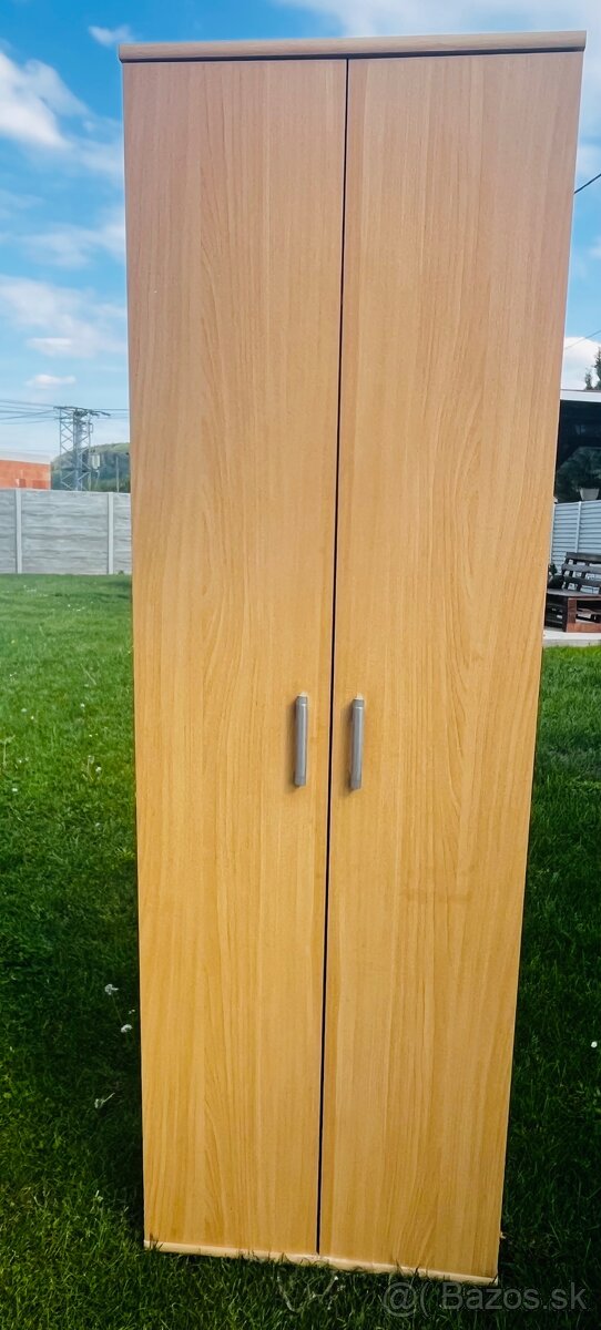 Vešiakova skriňa