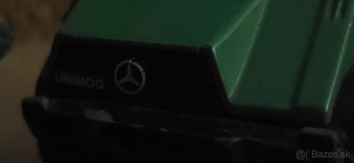 zberateľský model SIKU – Mercedes-Benz Unimog s bagrom