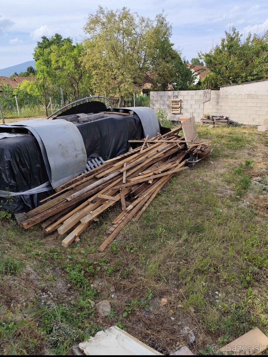 Drevo za odvoz zo strechy Čereňanoch