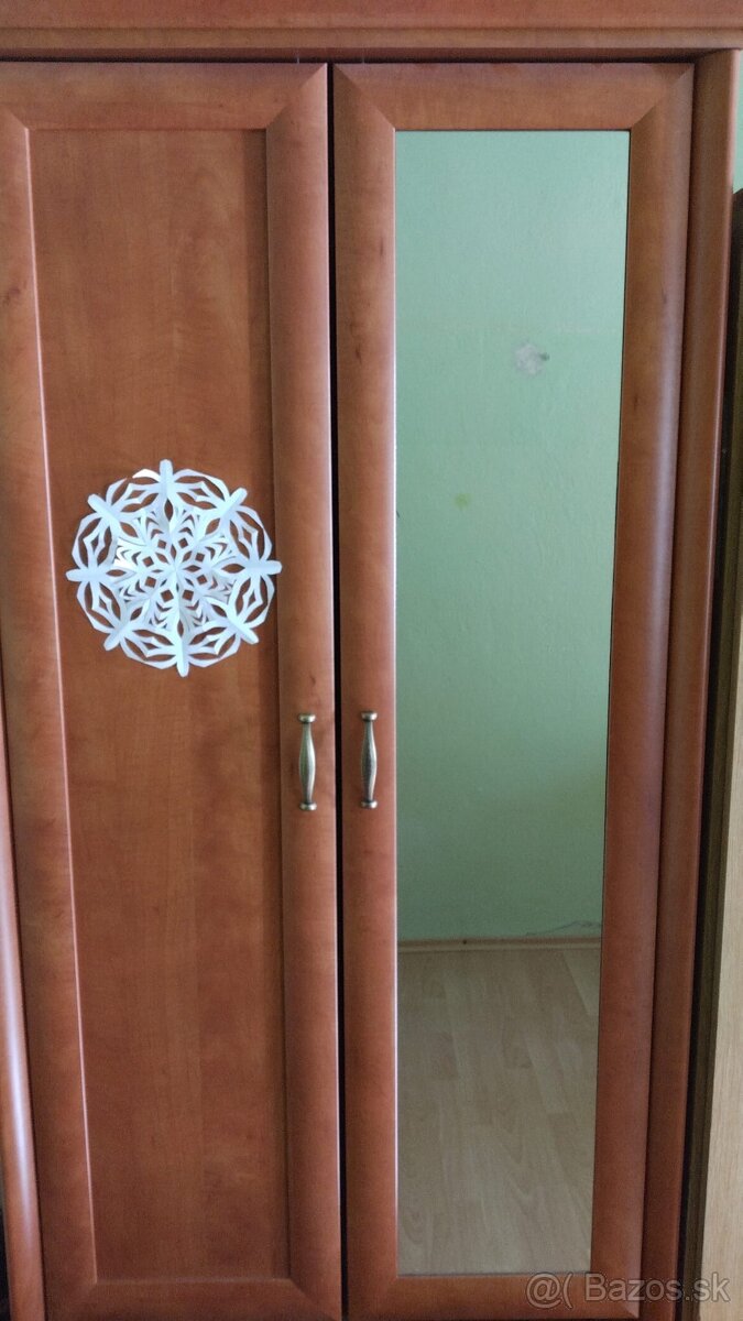 Dvojdverová drevená skriňa so zrkadlom.