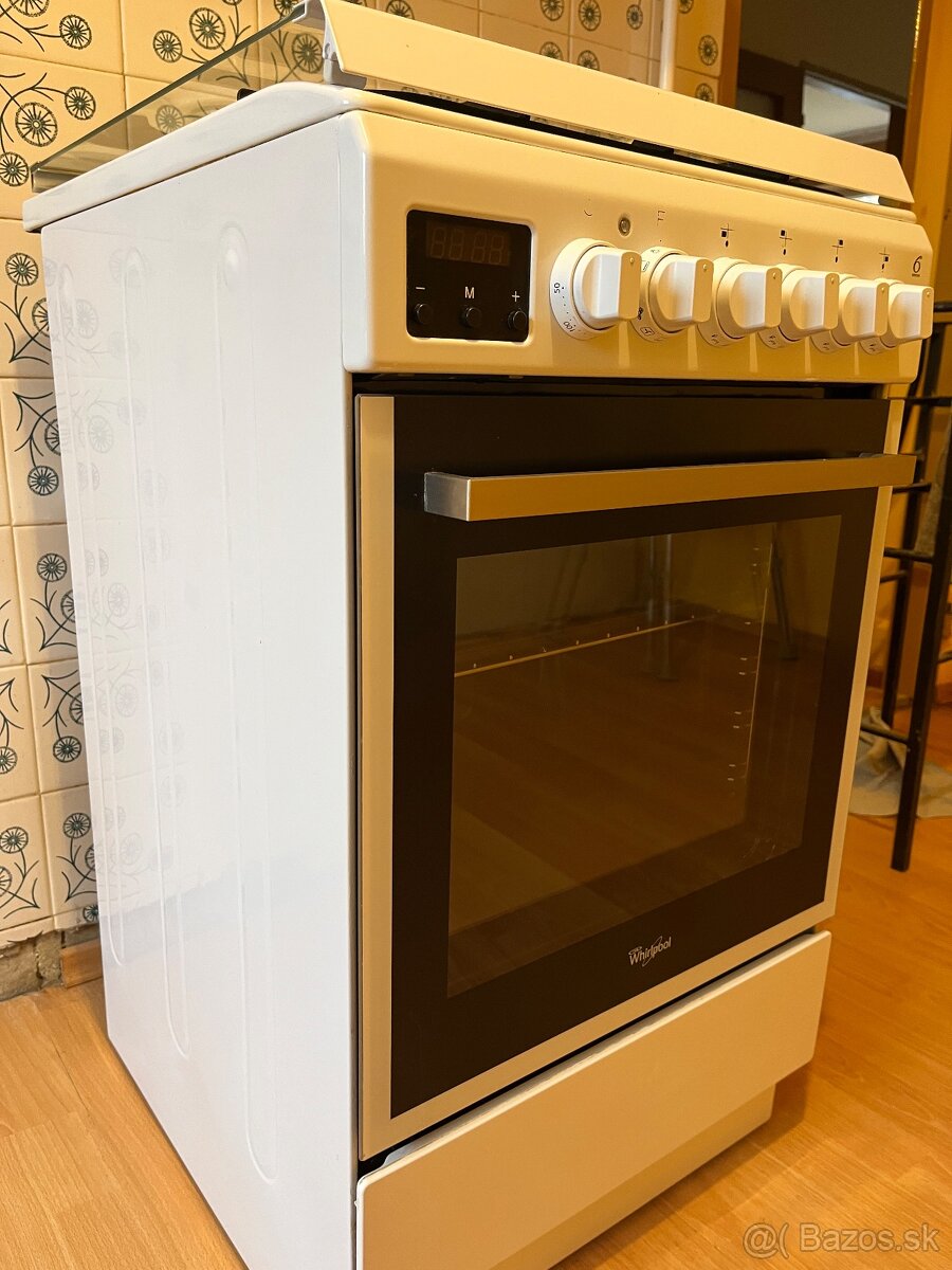 Plynový sporák Whirlpool.