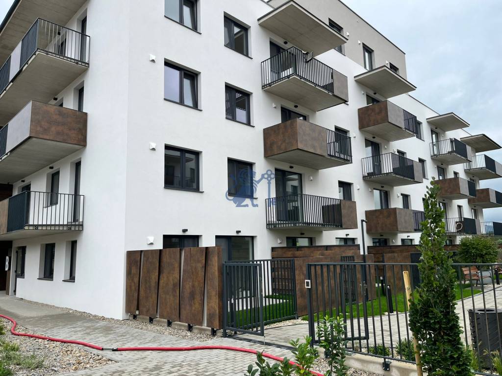 Prenájom obchodných / kancelárskych priestorov s terasou - R