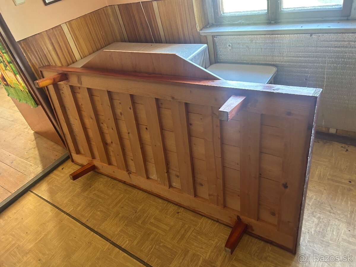 drevená posteľ