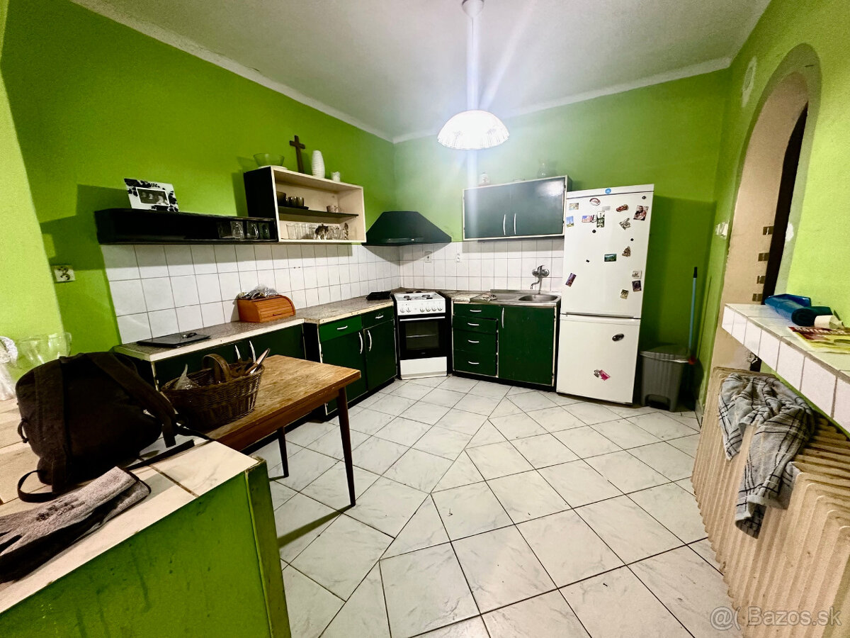 Starší rodinný dom na veľkom pozemku 1273 m2, Brestovany