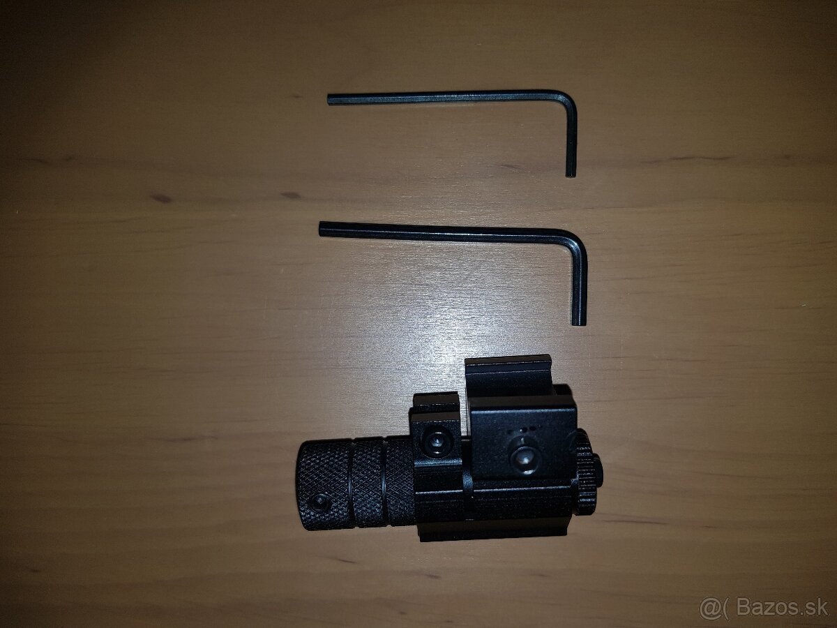 menší laserový zameriavač – červená bodka