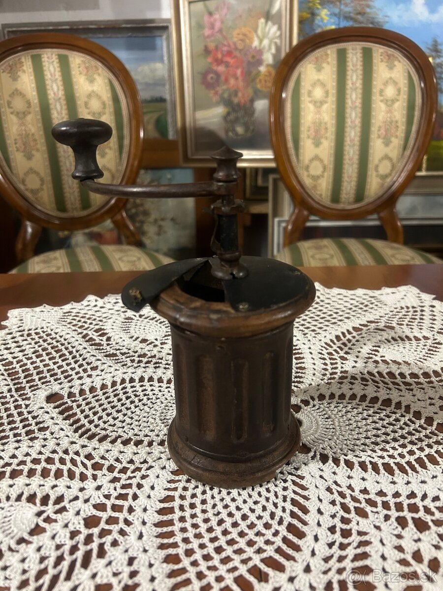 Starožitný kávový mlýnek přelom 19./20. století