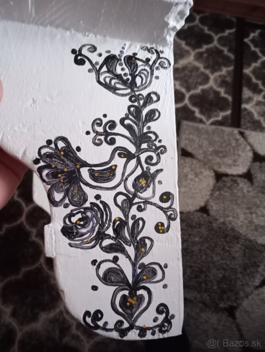 Nástenná polica s ornamentom