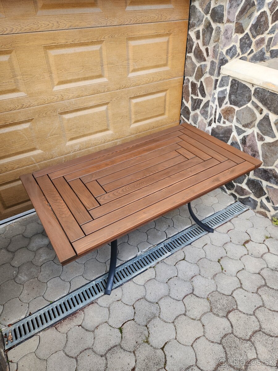 Zrenovovaný záhradný stôl na terasu