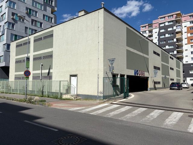 Predaj garážového státia v parkovacom dome na Mraziarenskej 