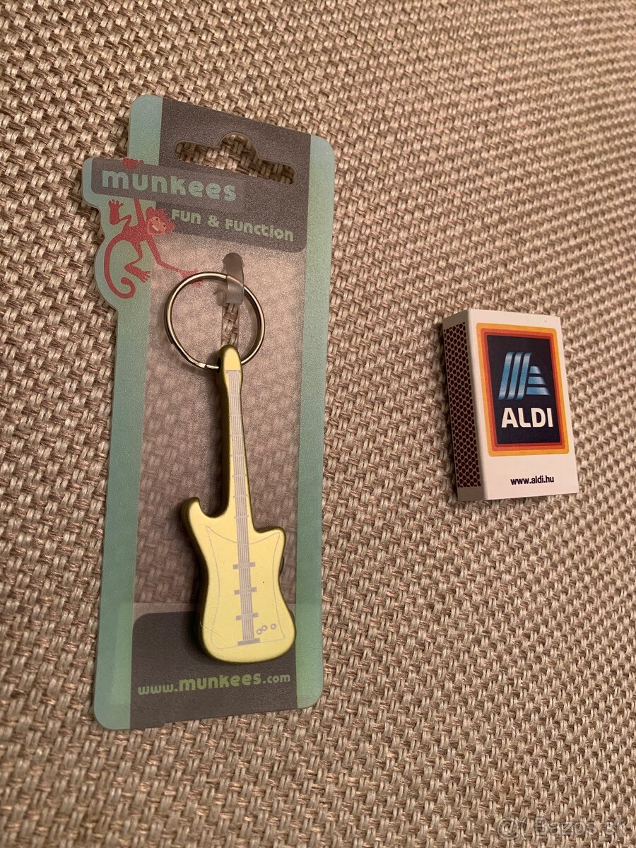 Predám PRE GITARISTOV milý darček-otvárak a prívesok GITARA