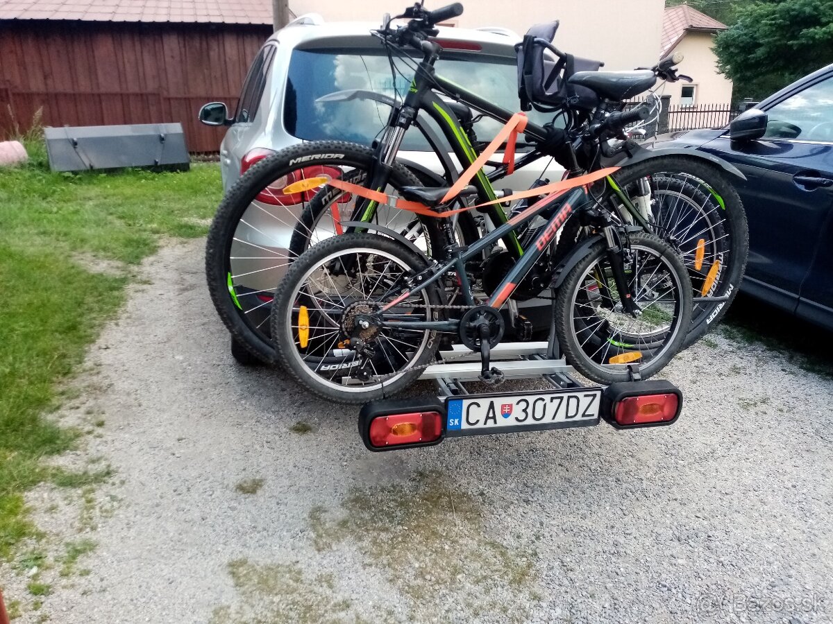 Nosič na bicykle na ťažné zariadenie odklopny
