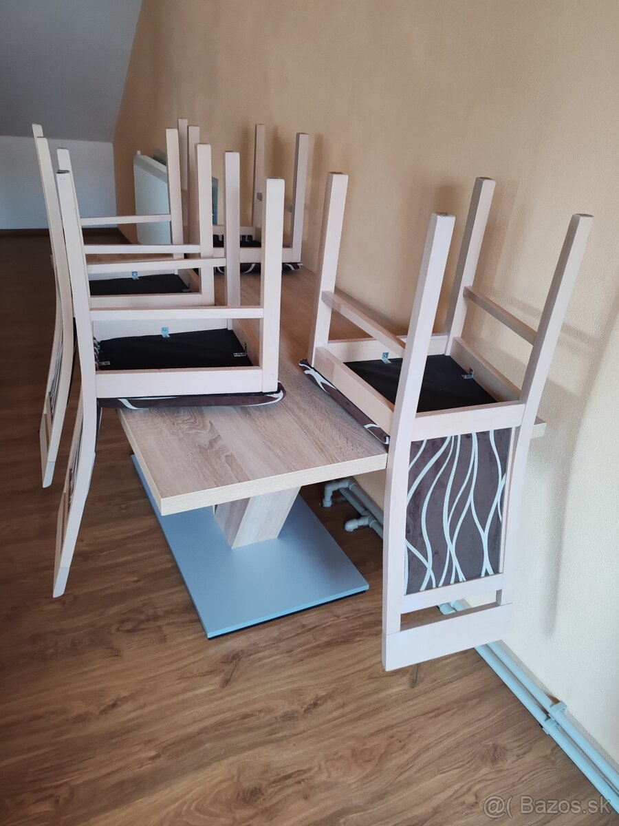 Jedálenský stôl