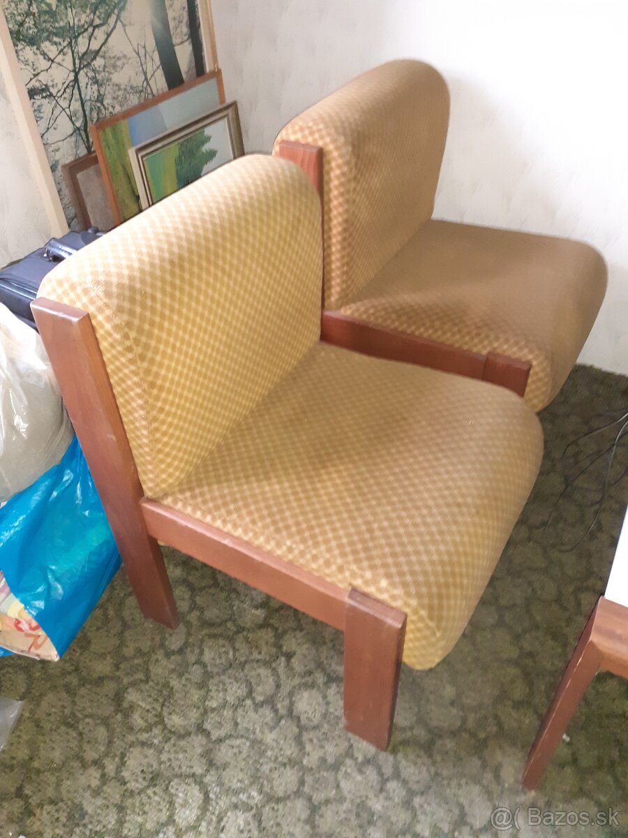 Darujem 2 starsie kresla