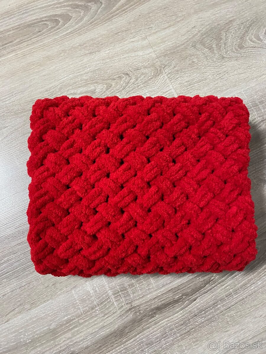 Háčkovaná červená deka z jemnej eco vlny