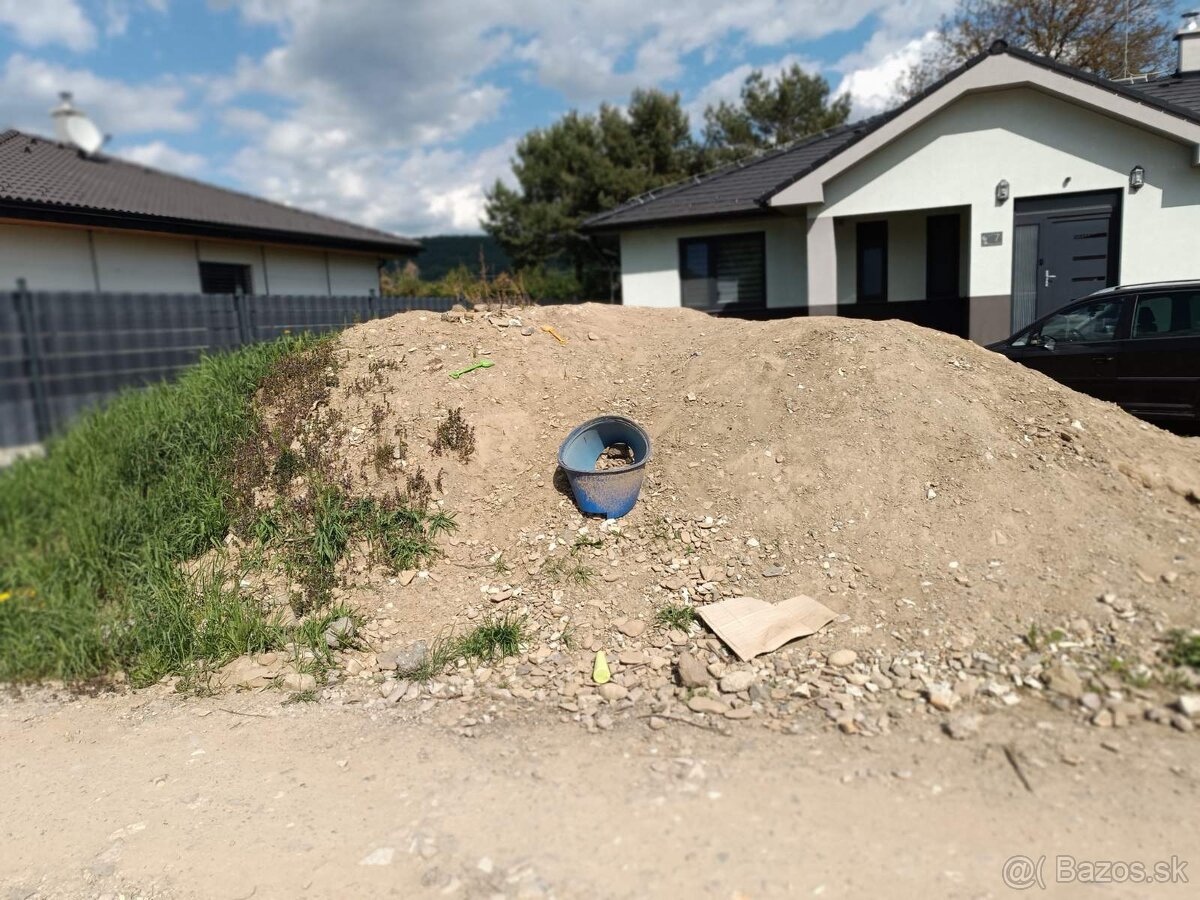 Stavebná hlina-suť