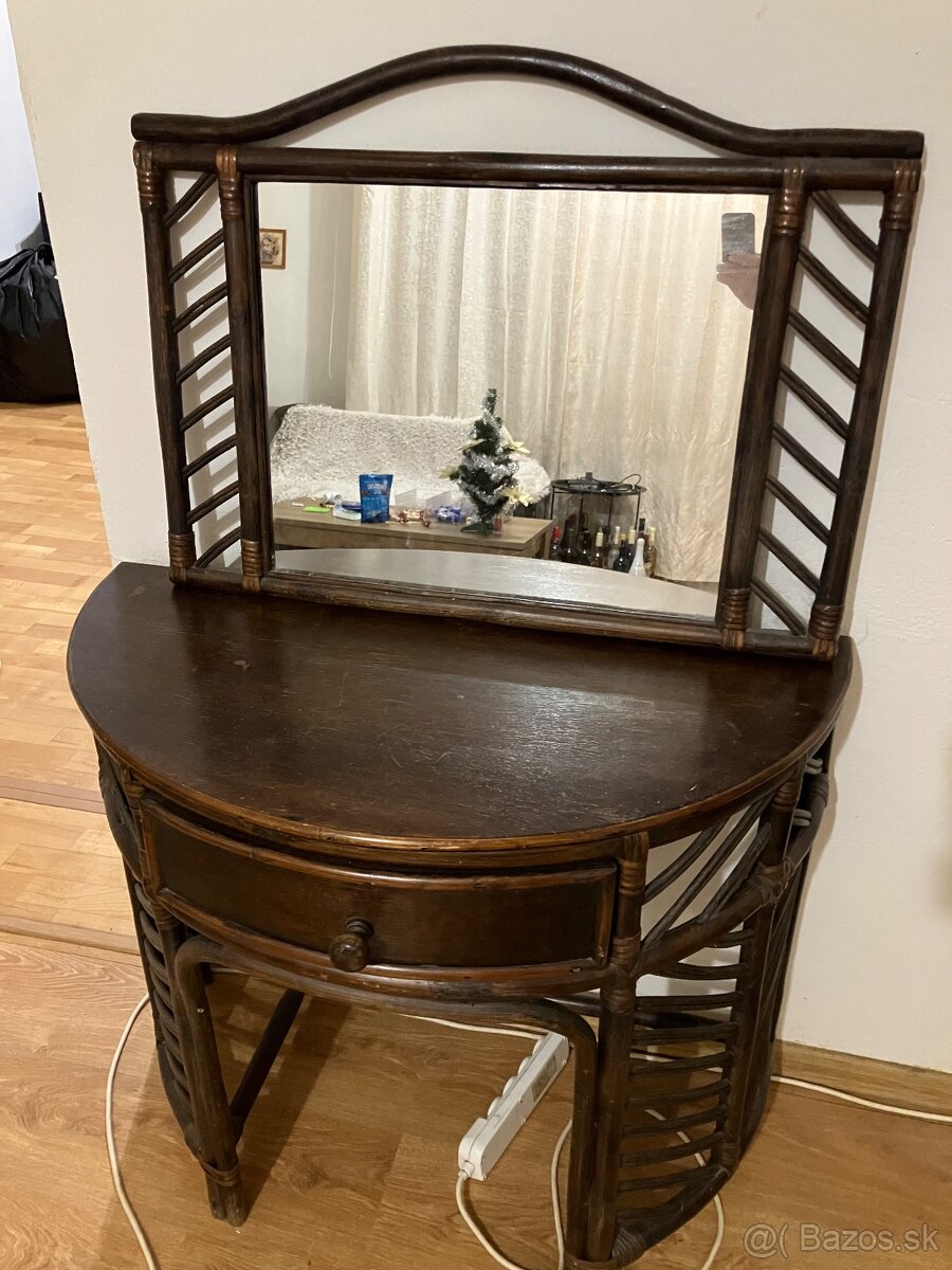 Predám stolík a zrkadlo